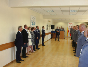 Policjanci i goście w świetlicy.