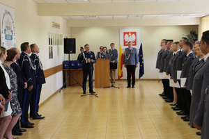 Policjanci i goście w świetlicy.