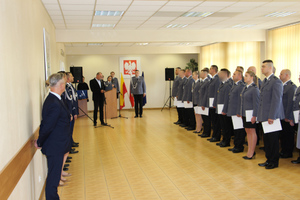 Policjanci i goście w świetlicy.