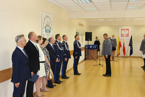 Policjanci i goście w świetlicy.