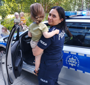 Policjantka z dziećmi.