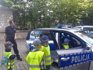 Policjantka, dzieci i radiowóz.
