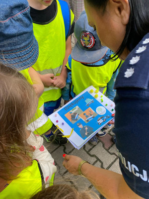 Policjantka i dzieci.