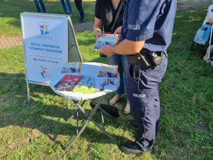Policjant rozdaje informatory.
