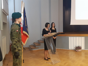 Przemawia dyrektor szkoły.