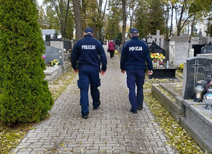 Policjanci na cmentarzu.