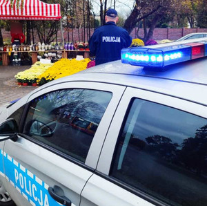 Policjant w pobliżu cmentarza.
