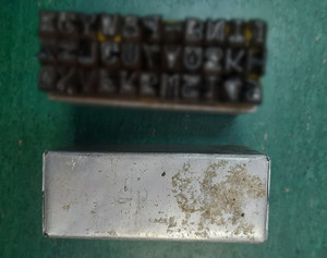 Metalowa tabliczka z literami.