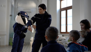 Policjantka i dzieci wraz z policyjną maskotką.