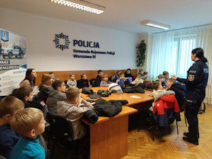Policjantka i dzieci.
