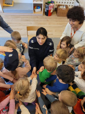 Policjantka i dzieci.