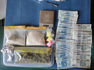 Różne substancje i banknotoy.