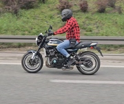 mężczyzna jadący na motocyklu.