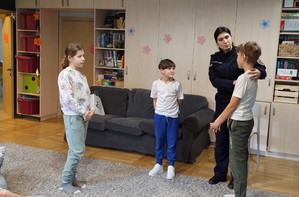 Policjantka i dzieci.