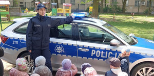 Policjantka, radiowóz i dzieci.