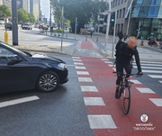 Rowerzysta na pasach.