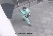 Mężczyzna idący chodnikiem.
