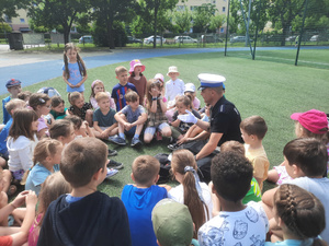 Policjant i dzieci.