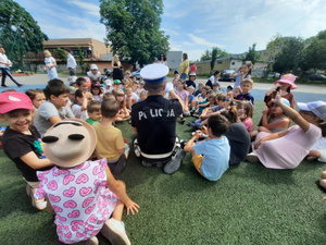 Policjant i dzieci.