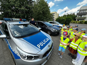 Policjantka i dzieci.