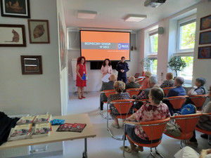 Policjantka i seniorzy.