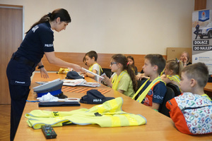 Policjantka i uczniowie.