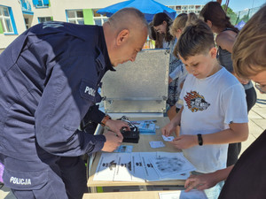 Policjant i dzieci na pikniku.