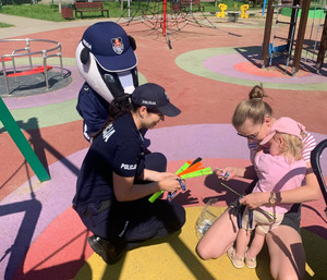 Policjantka i dziecko.