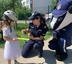 Policjantka i dziecko.