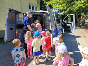 Policjant i dzieci.