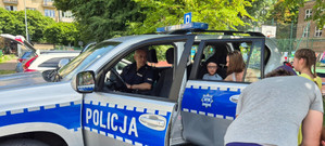 Radiowóz, policjant i dzieci.