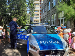 Policjant, radiowóz i dzieci.