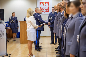 Policjanci otrzymują nominacje.