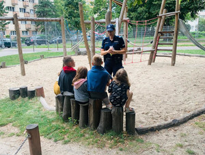 Policjantka i dzieci.