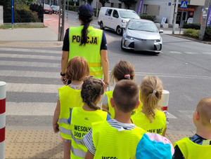 Policjantka i przedszkolaki.