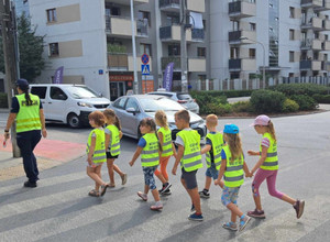 Policjantka i przedszkolaki.