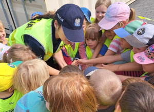 Policjantka i przedszkolaki.