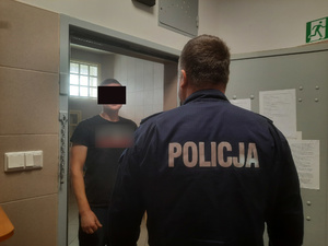 Policjant i zatrzymany.