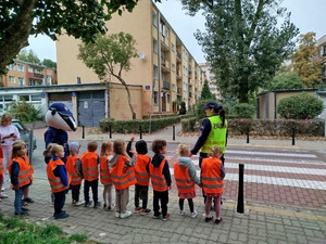 Policjanci i dzieci na drodze.