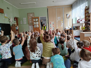 Policjantka i dzieci.