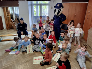 Policjantka i dzieci.