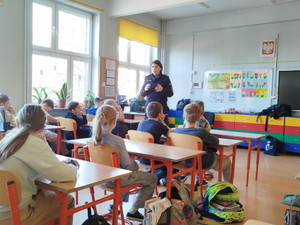 Uczniowie i policjantka.