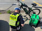 Policjant i rower.