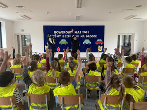 Policjantka i dzieci.