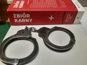 Kodeks karny i kajdanki.