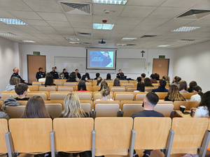 Policjanci i studenci.