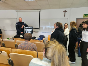 Policjant i studenci.