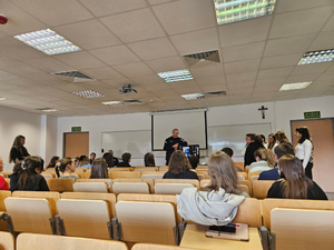 Policjanci i studenci.