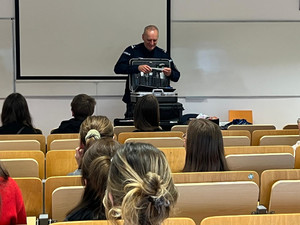 Policjant i studenci.