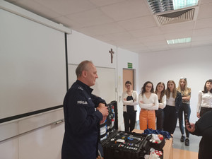 Policjant i studenci.